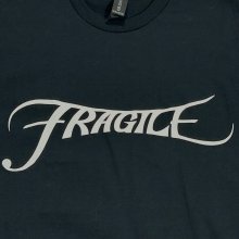 他の写真1: FRAGILE オリジナルロゴ 胸プリント S/S tee color:[black] size:[M]※サイズ感は日本国内メーカーの商品よりもやや大きめです