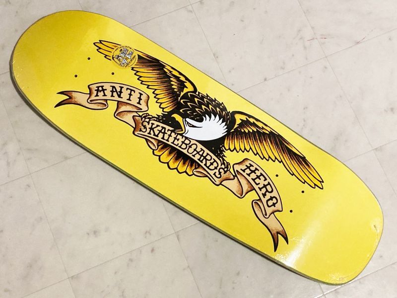 ANTI HERO TEAM SHAPED EAGLE -THE BEACH BUM- DECK color:[yellow] size:[9.5